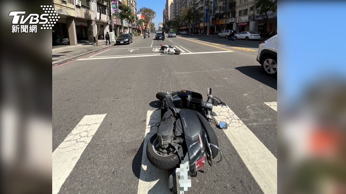有片/高雄男酒駕路口煞不住 警等紅燈遭猛撞擊落