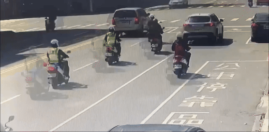 王男疑似來不及煞車,又沒保持安全距離,於是撞上員警。(圖/TVBS)