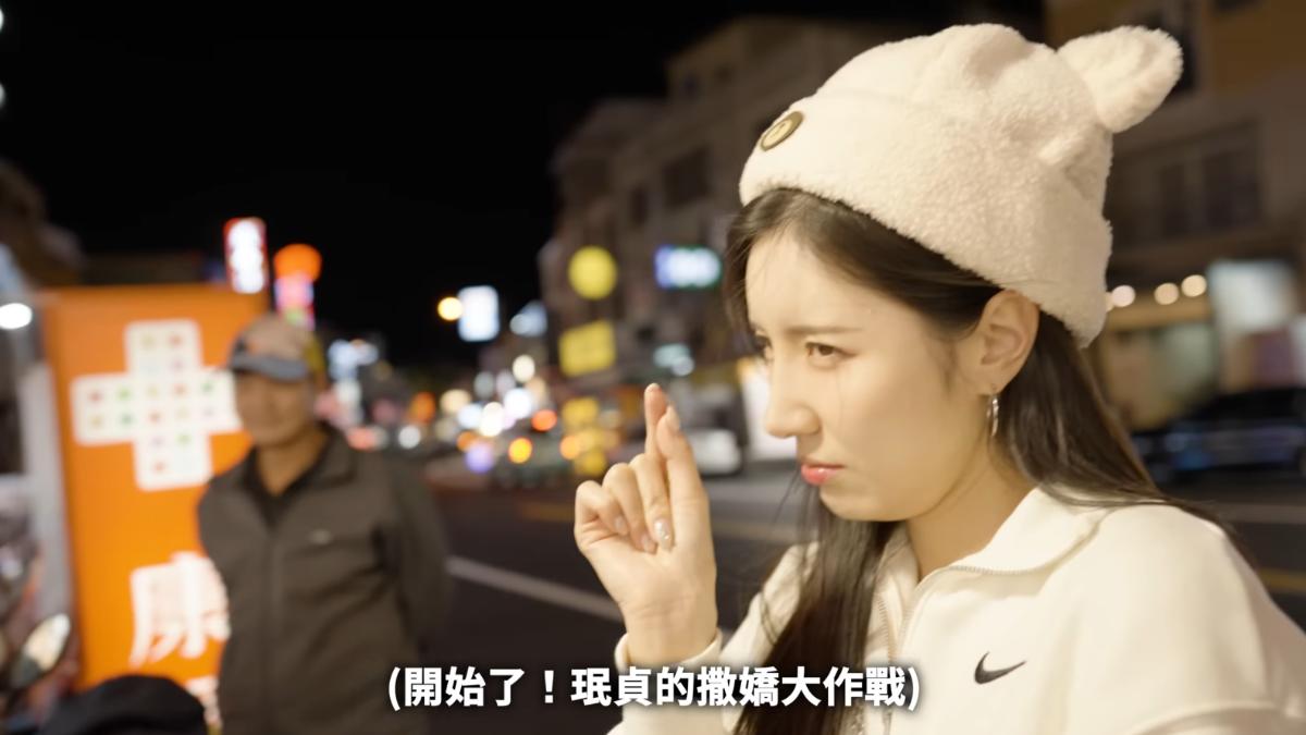南珉貞跟賣帽子的老闆殺價成功。(圖/翻攝自YT@남민정 南珉貞)