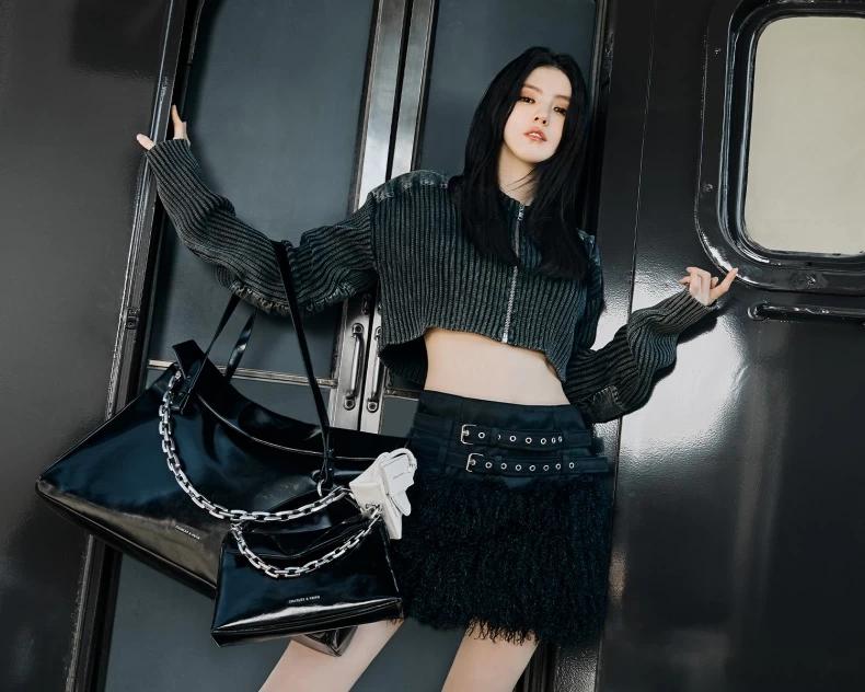 韓韶禧創疊包趨勢。(圖/翻攝自CHARLES & KEITH)