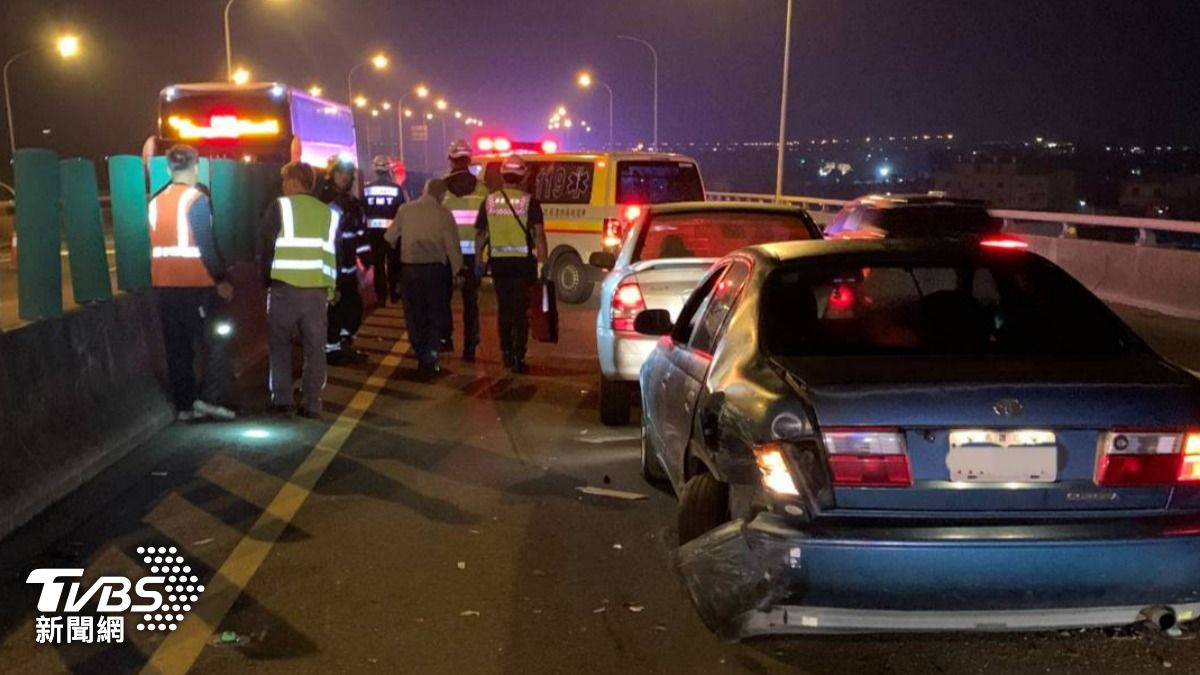快訊／台88死亡車禍　駕駛下車擺交通錐遭後車撞噴亡