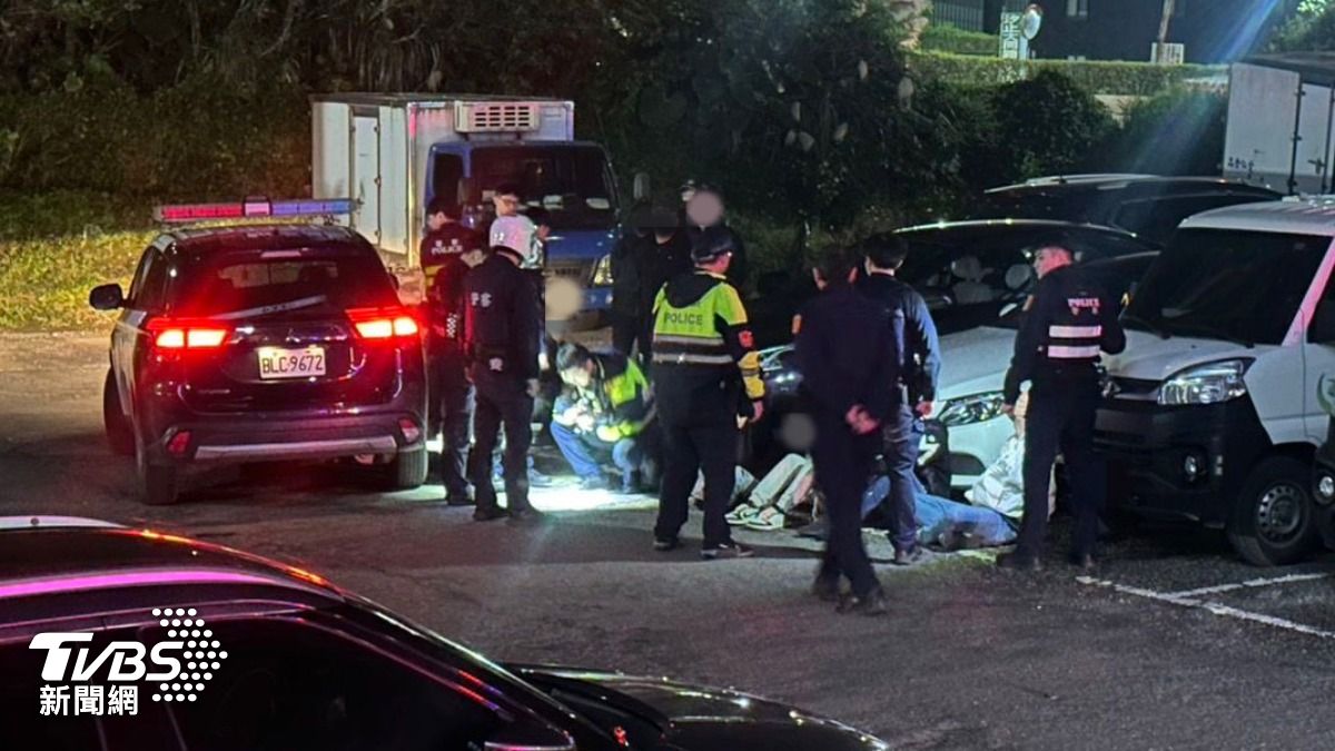 王姓少年與同夥鬥毆後躲藏至停車場,遭警方循線逮捕。(圖/TVBS)