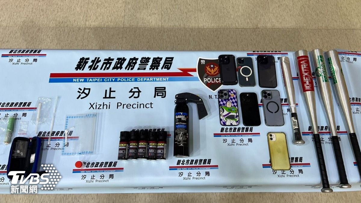 警方在車輛內查獲鬥毆用的4支鋁棒、未使用的辣椒水、二級毒品依托咪酯(俗稱喪屍菸彈)及三級毒品K他命。(圖/TVBS)