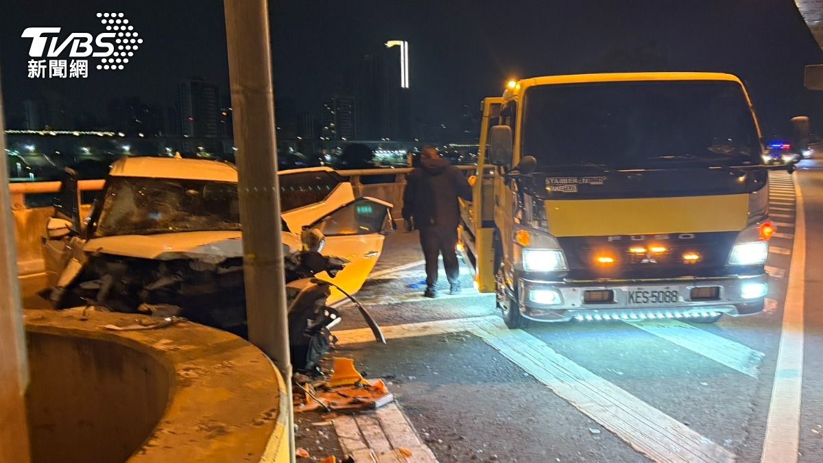 警方在車內及當事人身上未聞到酒味，初步排除酒駕可能。（圖／陳冠宇攝）