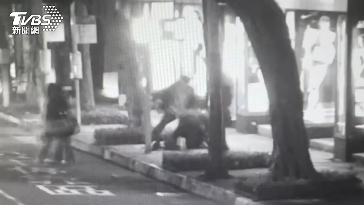 劉姓通緝犯遭圍捕,最後失足慘摔被壓制。(圖/TVBS)