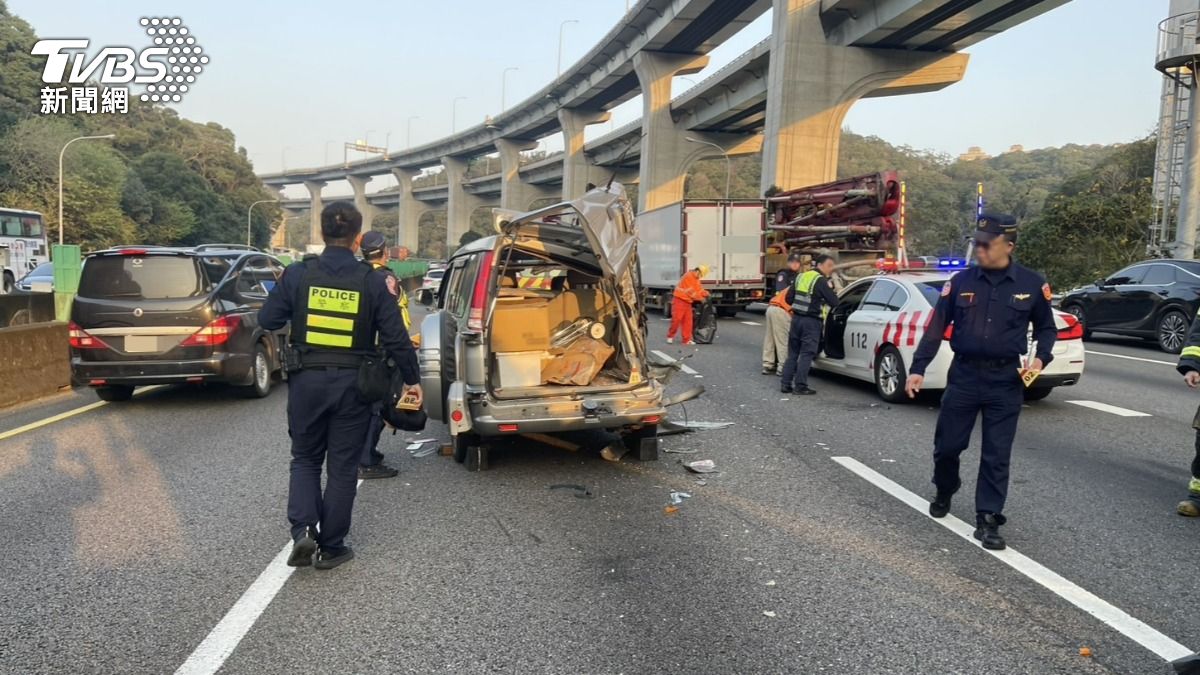 小貨車國道上拋錨 駕駛「站車後檢查」慘被來車撞死