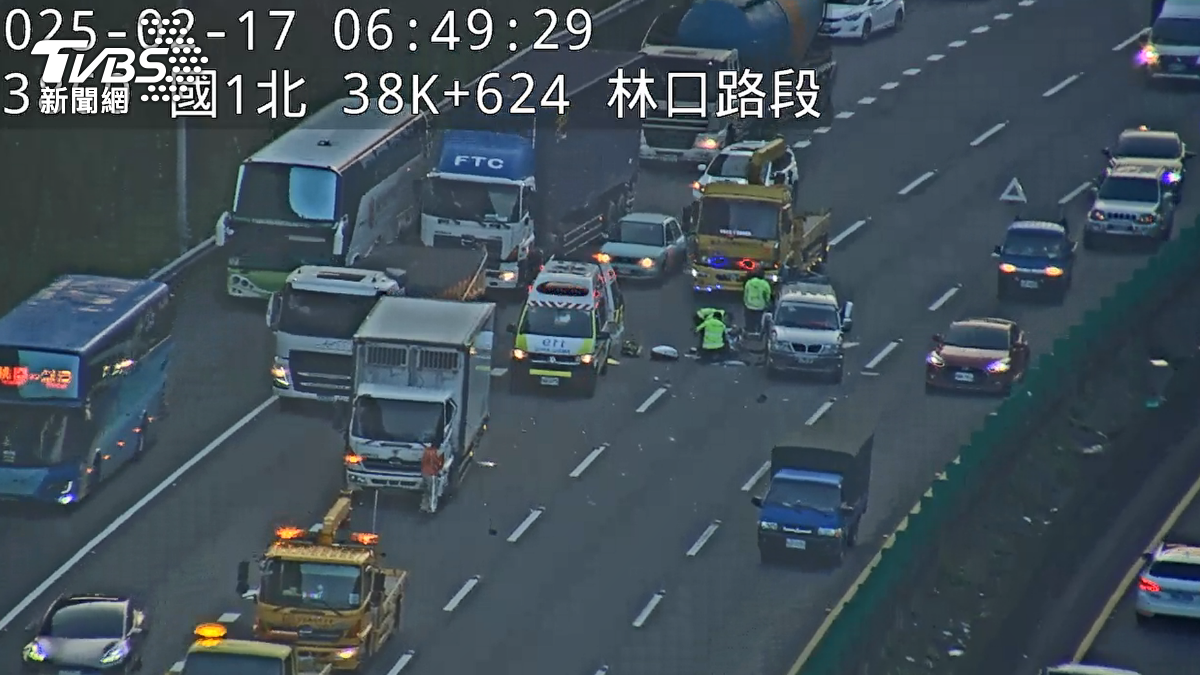 駕駛下車查看車況遭追撞，警消到場搶救。（圖／TVBS）