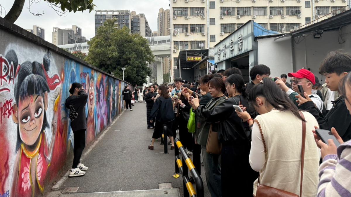 深圳街頭出現《哪吒2》塗鴉牆,不少人前往拍照打卡直播。(圖:陳相如攝)