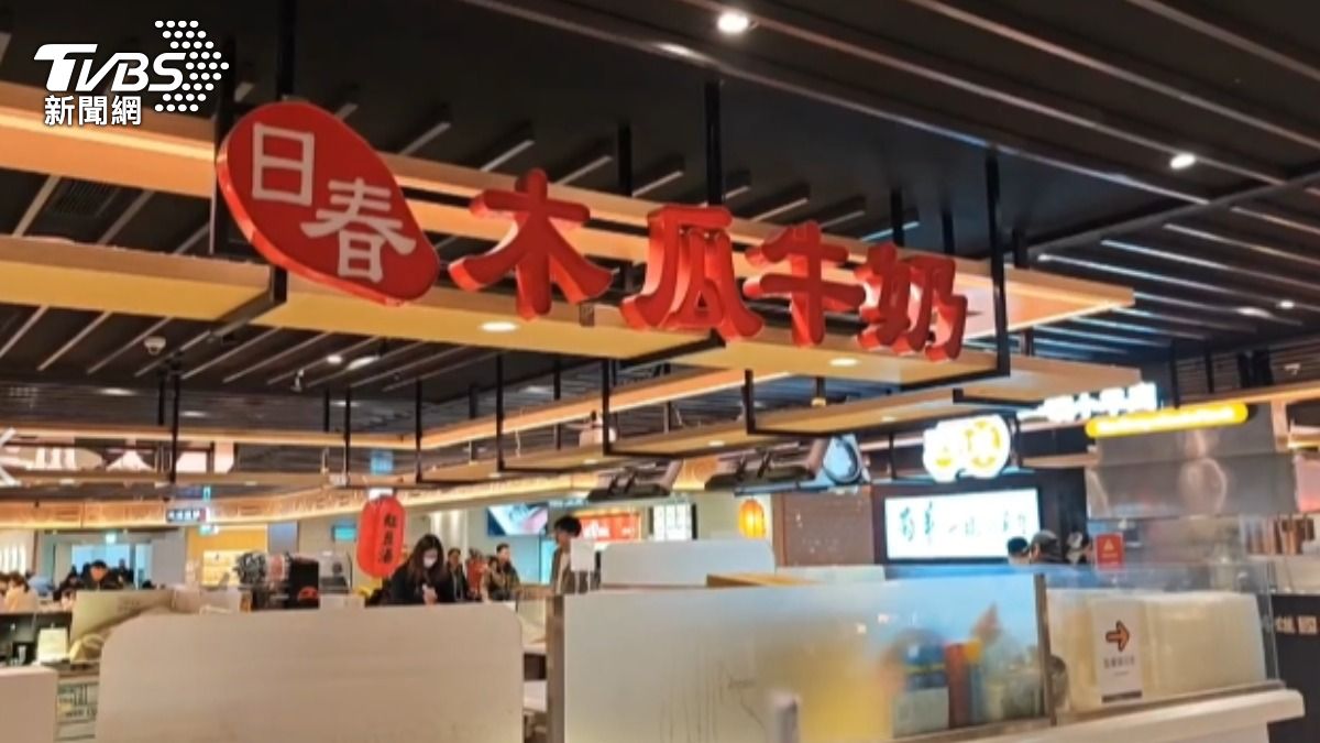 桃園機場二航廈的日春木瓜牛奶目前已暫停營業。（圖／TVBS）
