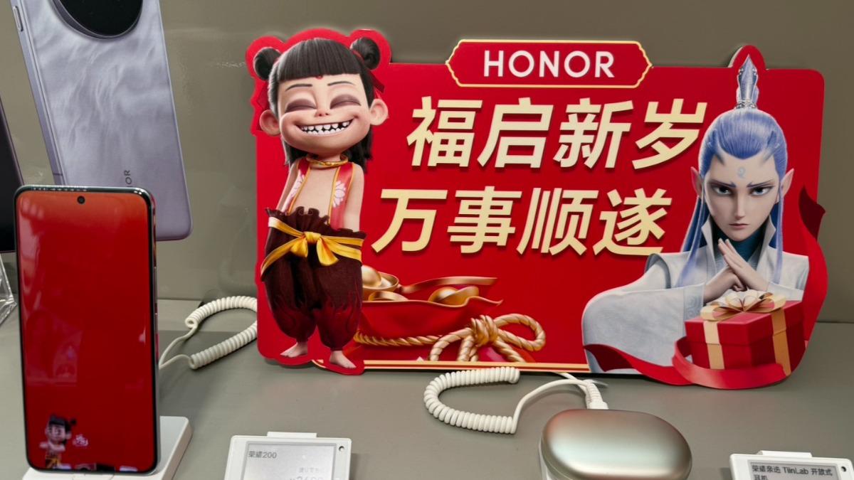 深圳華為店請來《哪吒2》幫忙宣傳榮耀手機。(圖:陳相如攝)