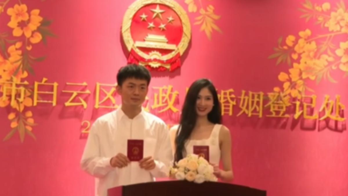 今年元宵節與西洋情人節只差兩天，預約登記的新人比往年增加2倍。（圖／上海東方衛視）