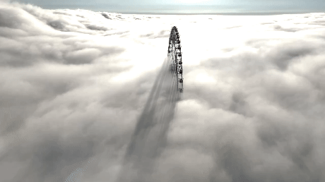 只見摩天輪「天空之夢」被雲海吞沒,搭配360度視角,更能呈現震撼度。(圖/空拍師施順墉提供)