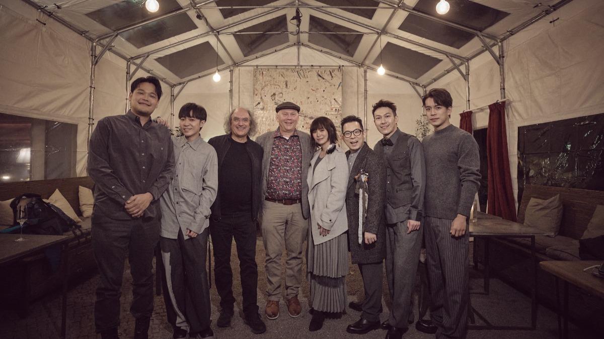〈下雨的夜晚〉MV 迎來兩位重量級嘉賓指揮 Bernd Ruf 和 首席 Matthias。(圖/蘇打綠有限公司提供)