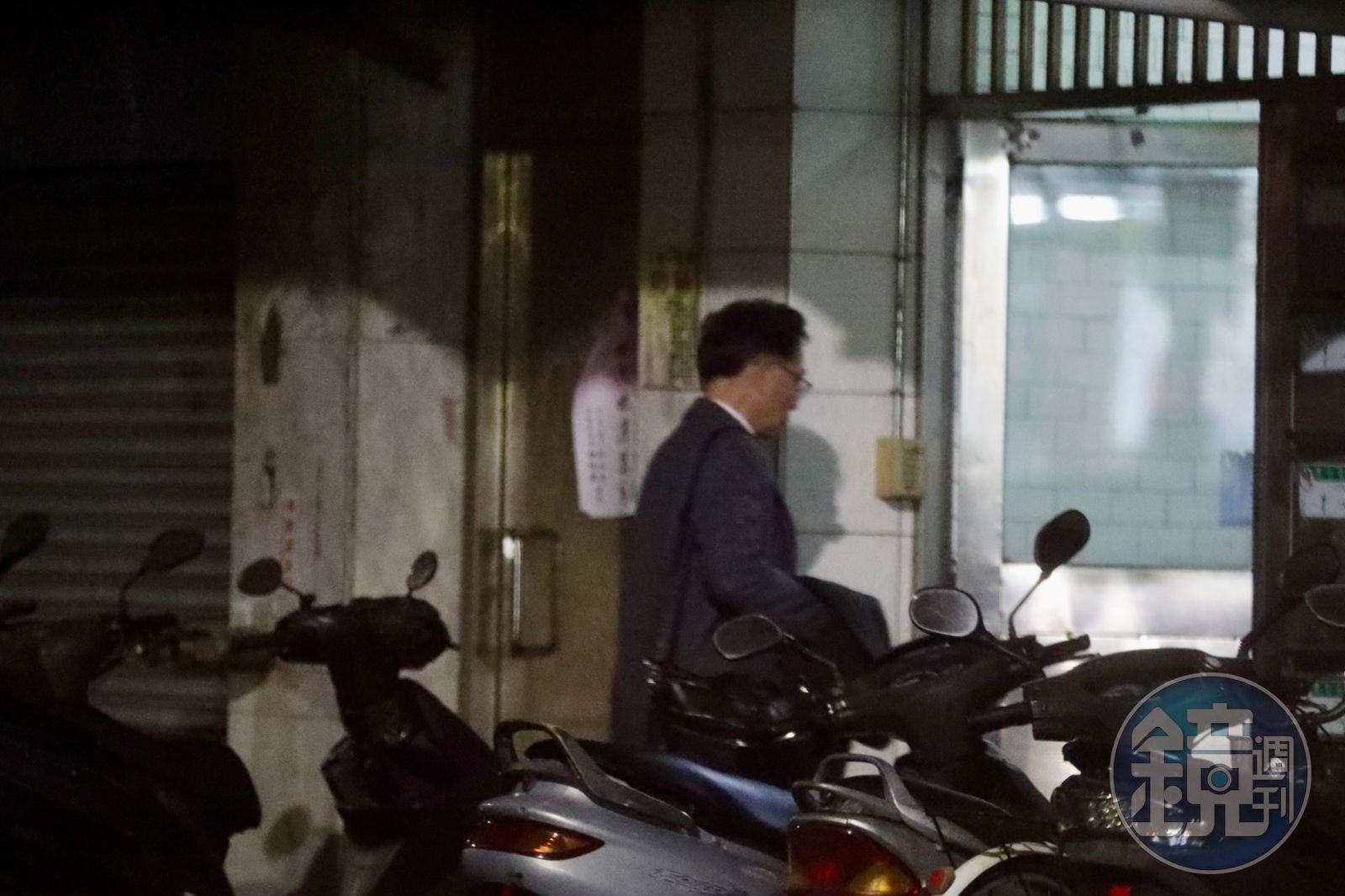 上月16日晚上陳鴻震進高女住處。（圖／鏡週刊）