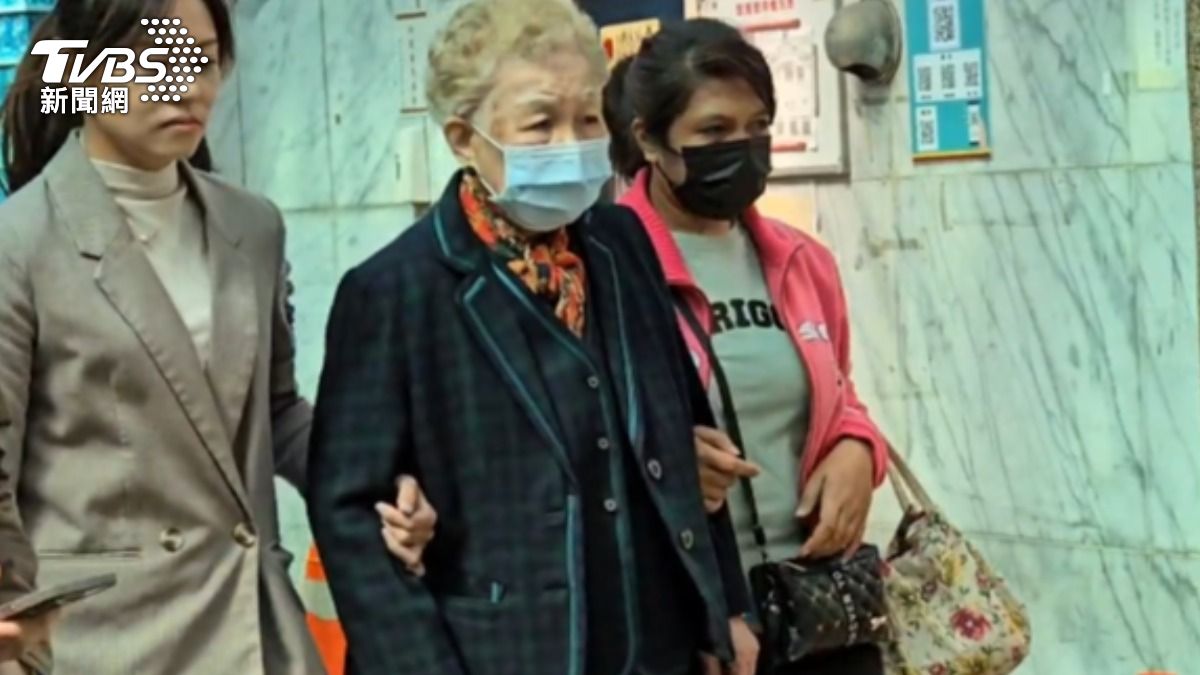 柯文哲母親神情哀傷。（圖／TVBS）