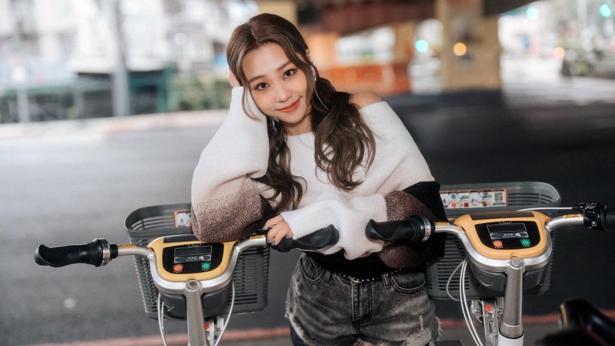 艾薇覺得很浪漫的事,竟是騎UBike。(圖/環球音樂提供)