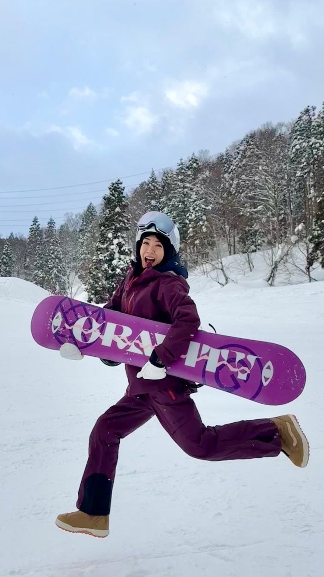 楊千霈穿著紫色系滑雪裝備。（圖／翻攝楊千霈臉書）