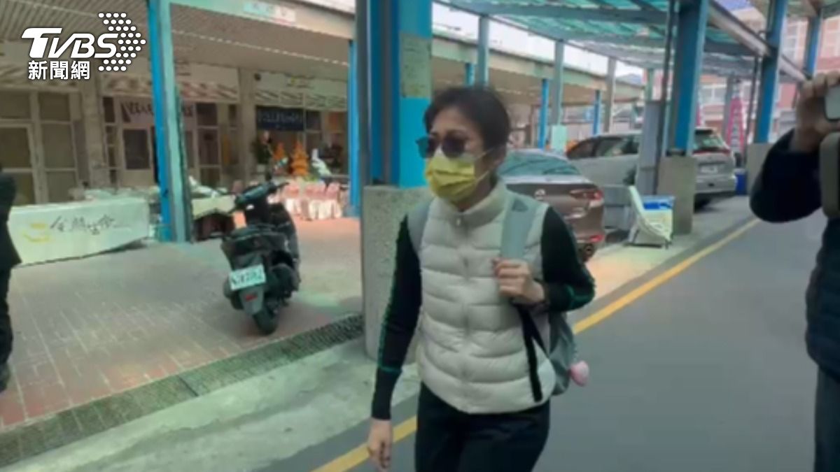 柯文哲妹妹柯美蘭抵達殯儀館。（圖／TVBS）