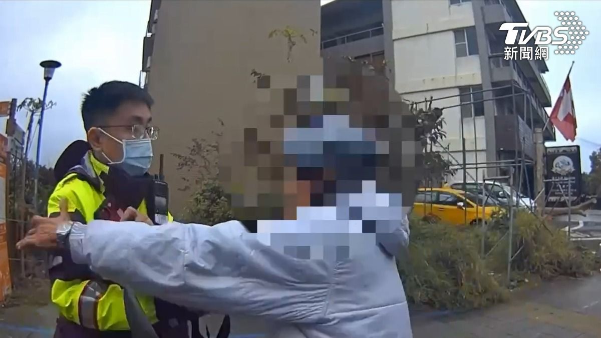 警車前闖紅燈…又被抓包無照駕駛!淡水男暴怒推警遭大外割制伏