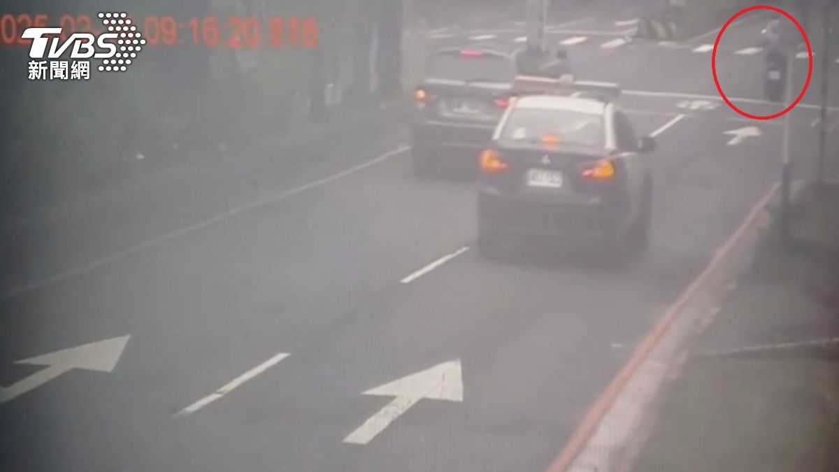李姓男子在警車前闖紅燈。(圖/TVBS)