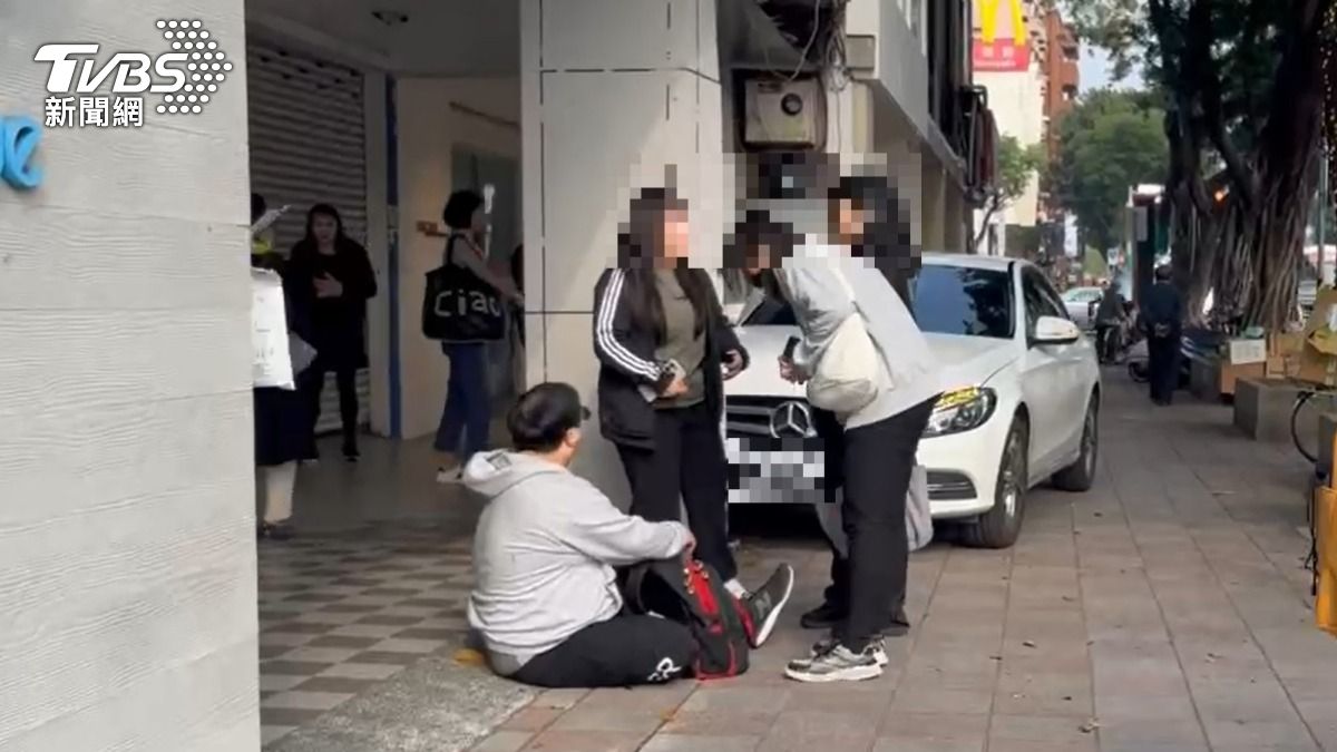 快訊／北市士林賓士車不明原因暴衝人行道　3人輕傷1人送醫