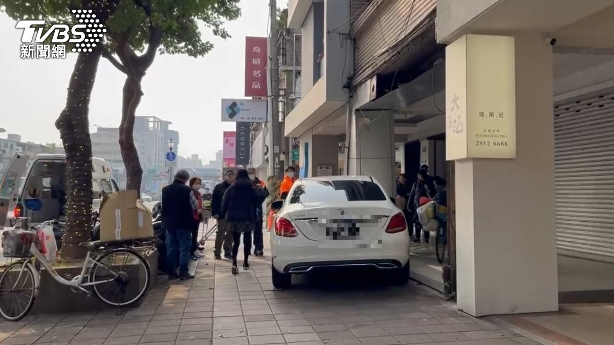 賓士車衝上人行道,造成3人受傷。(圖/TVBS)