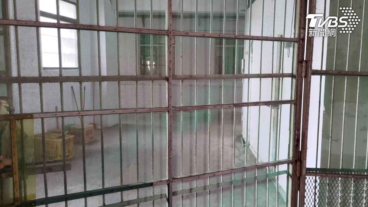 女法師以鐵鍊綑綁收容人，將其拘禁在地下室長達４個月。（圖／TVBS）