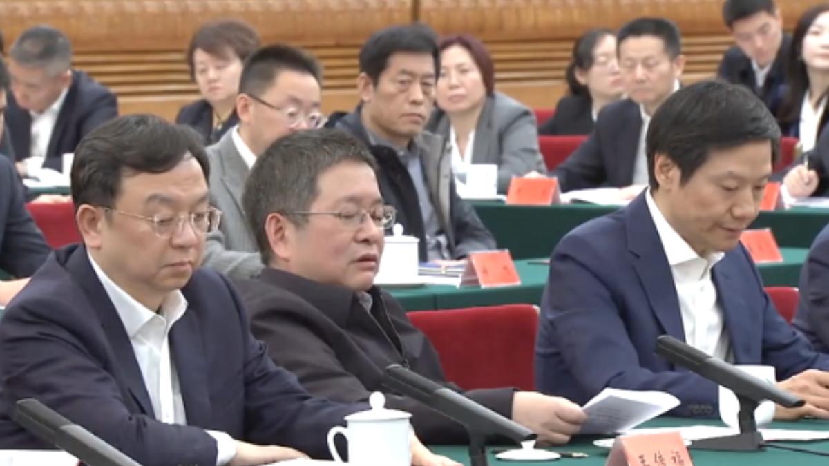 比亞迪董事長王傳福(圖左)、上海韋爾半導體股份有限公司董事長虞仁榮(圖中)、小米集團創辦人雷軍(圖右)出席民營企業家座談會。(圖/央視)