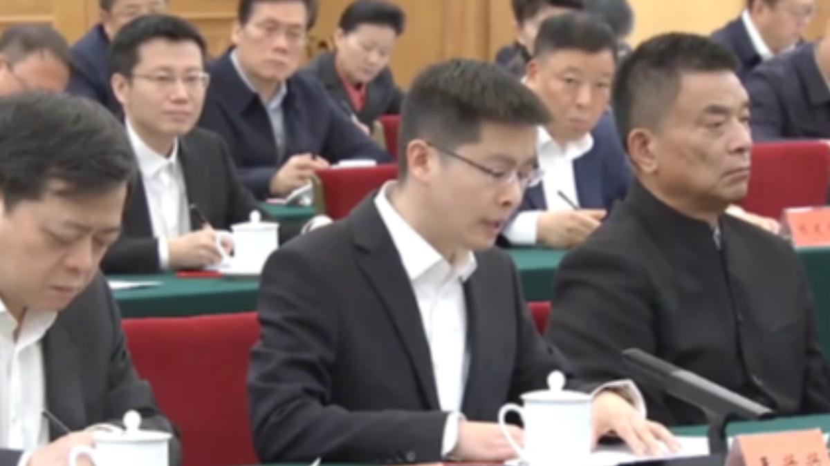 宇樹科技創辦人王興興(圖中)年僅35歲,公司旗下生產的四足機器狗、人形機器人在業界打響名號。(圖/央視)