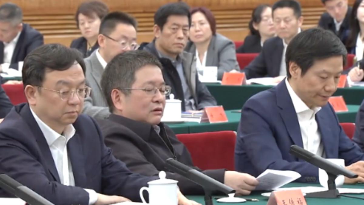 比亞迪董事長王傳福(圖左)、上海韋爾半導體股份有限公司董事長虞仁榮(圖中)、小米集團創辦人雷軍(圖右)出席民營企業家座談會。（圖／央視）