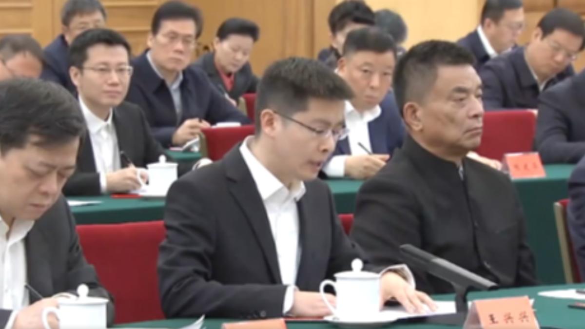 宇樹科技創辦人王興興(圖中)年僅35歲，公司旗下生產的四足機器狗、人形機器人在業界打響名號。（圖／央視）