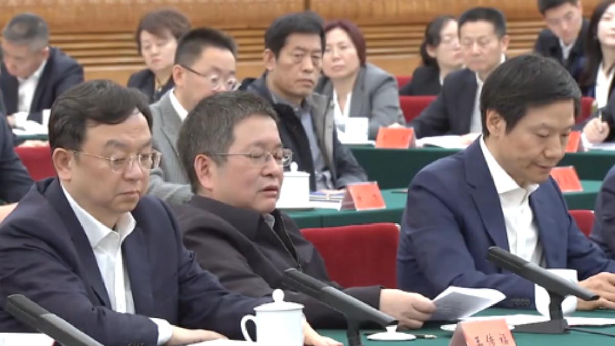 比亞迪董事長王傳福(圖左)、上海韋爾半導體股份有限公司董事長虞仁榮(圖中)、小米集團創辦人雷軍(圖右)出席民營企業家座談會。(圖/央視)