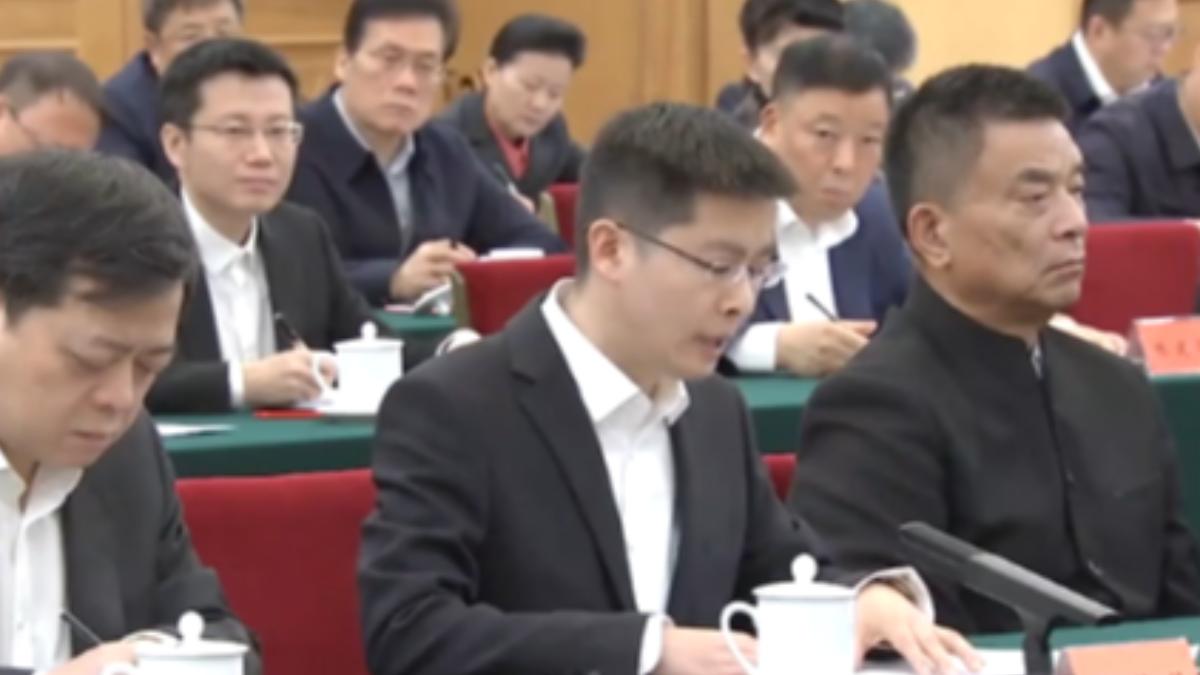 宇樹科技創辦人王興興(圖中)年僅35歲,公司旗下生產的四足機器狗、人形機器人在業界打響名號。(圖/央視)