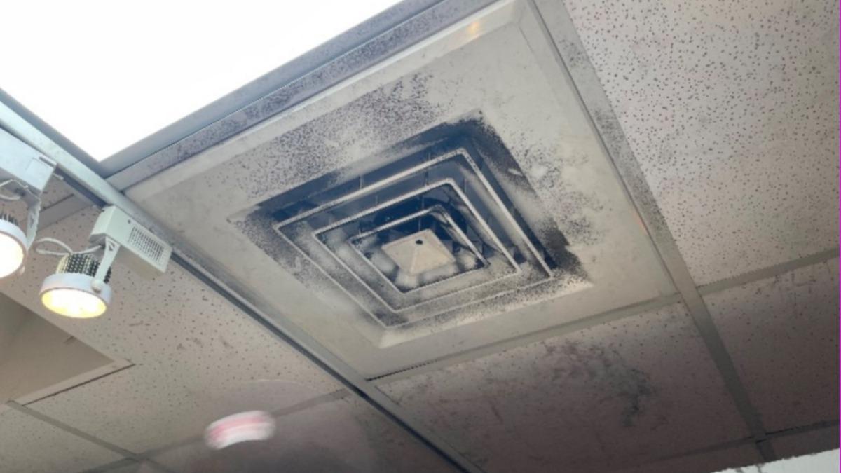 日春北車店查獲出風口不潔。(圖/衛生局提供)