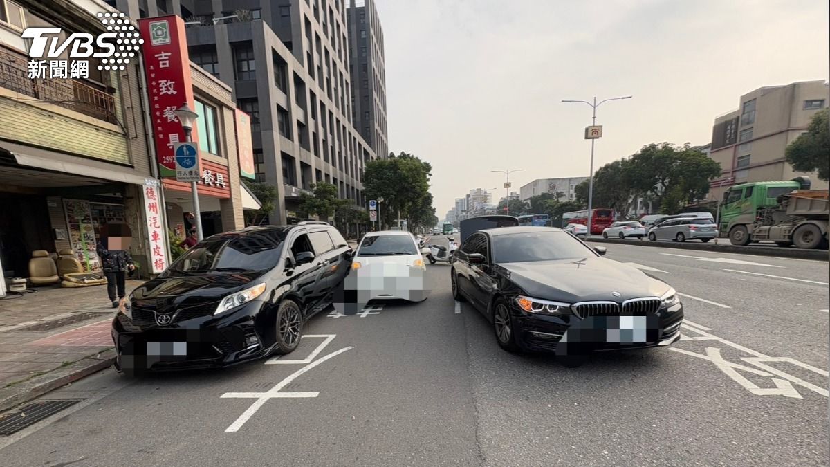 王世堅的車遭擦撞。(圖/TVBS)