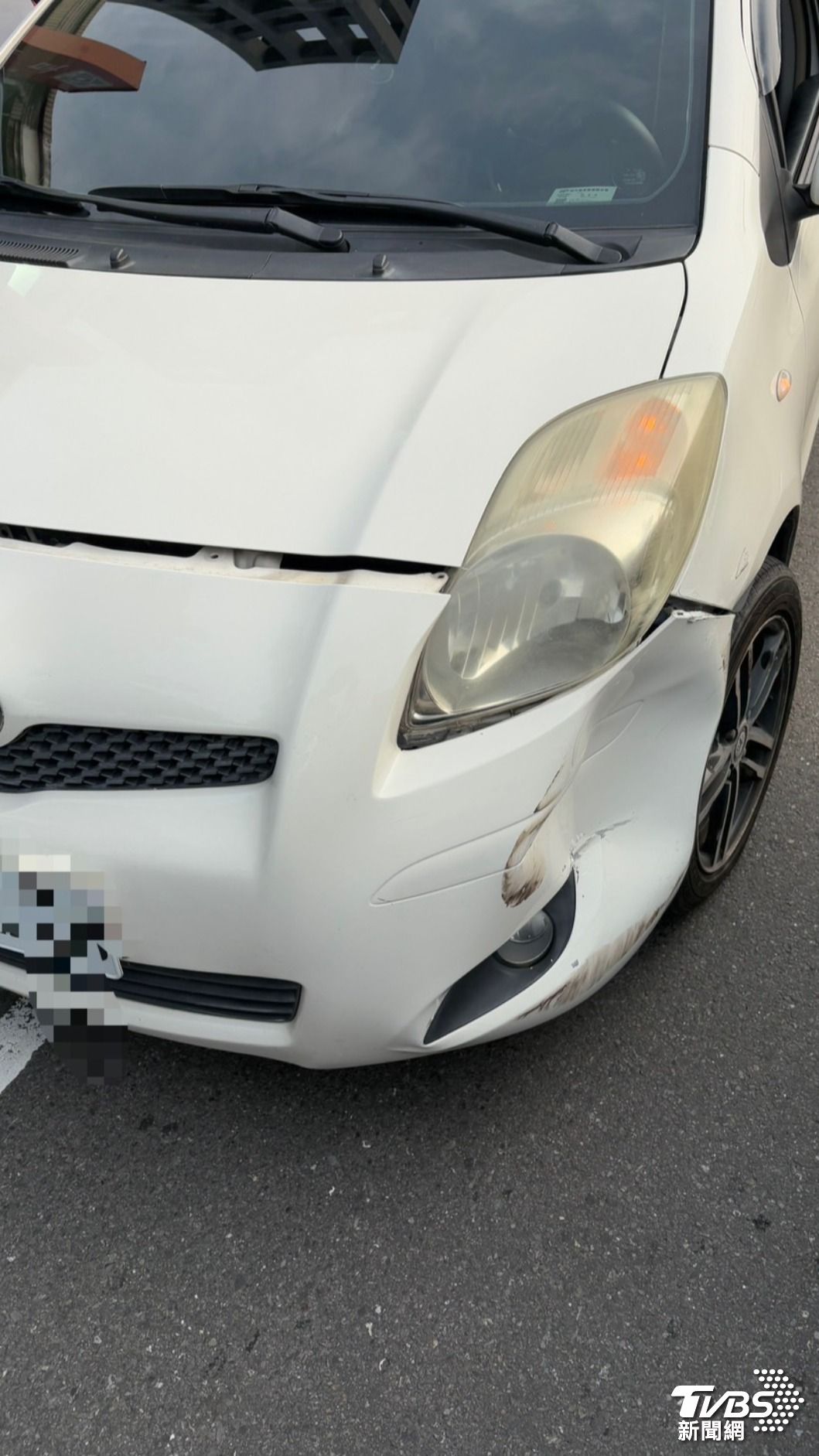 車禍的其中一輛TOYOTA YARIS左車頭凹陷。(圖/TVBS)
