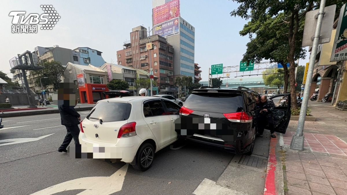 王世堅的座車與兩輛TOYOTA車輛發生擦撞。(圖/TVBS)