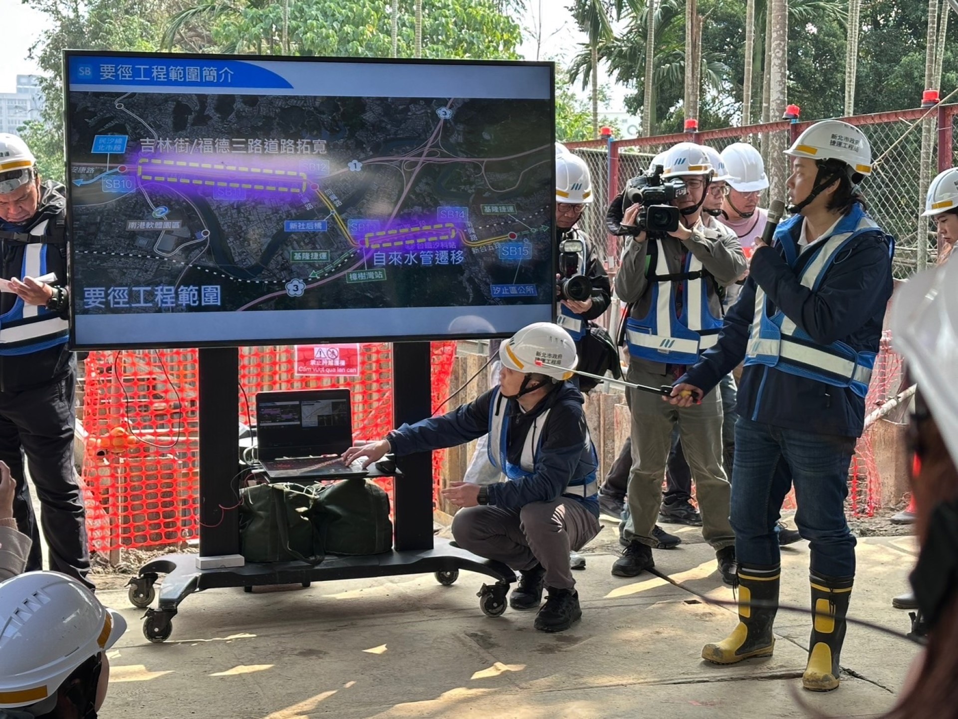 ▲新北捷運局謝昕盎主任簡報說明。(圖片來源:新北市政府捷運工程局)