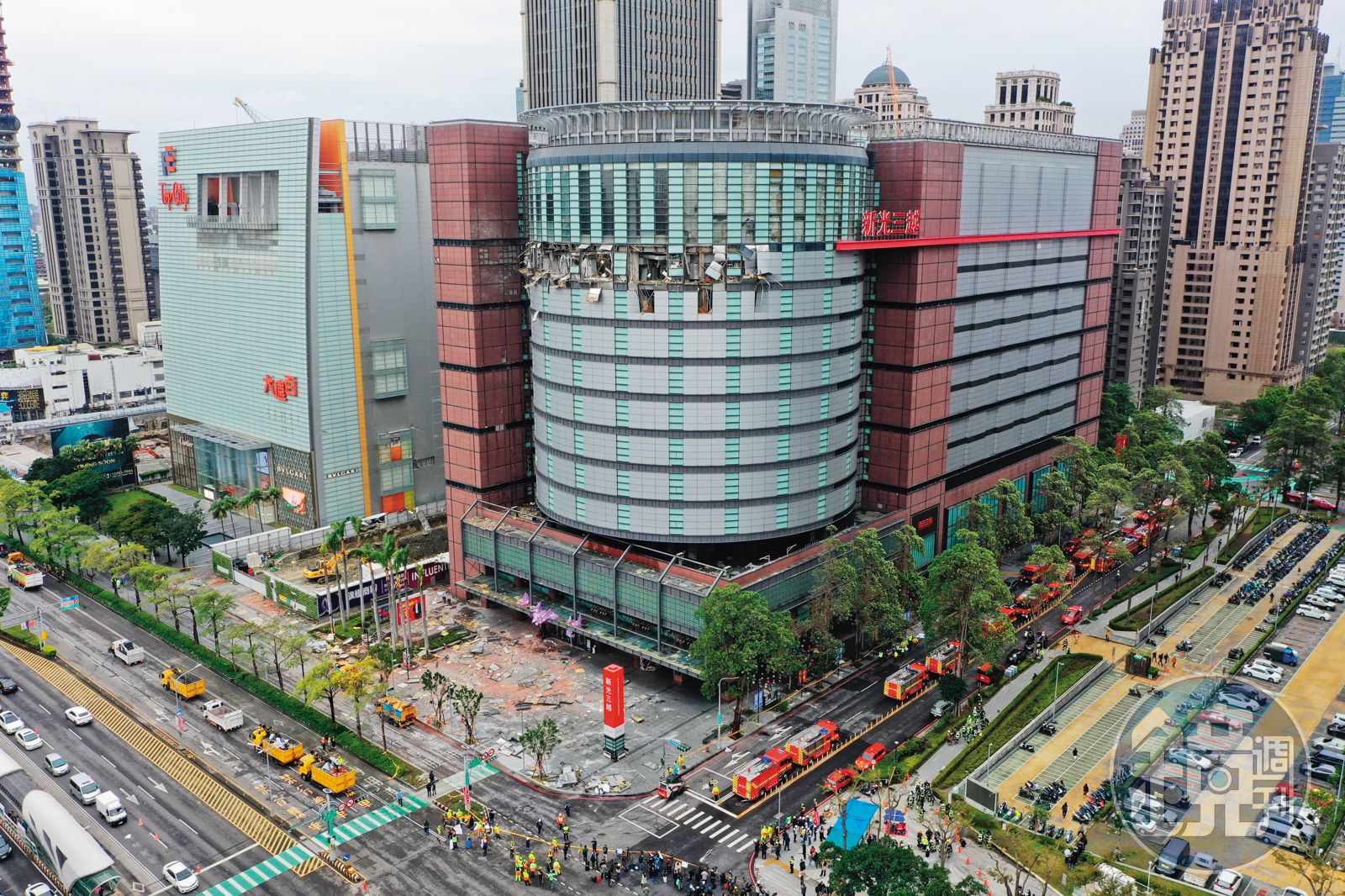 氣爆造成台中新光三越高樓層嚴重受損,雖無立即坍塌危險,但仍是危樓。(圖/鏡週刊)