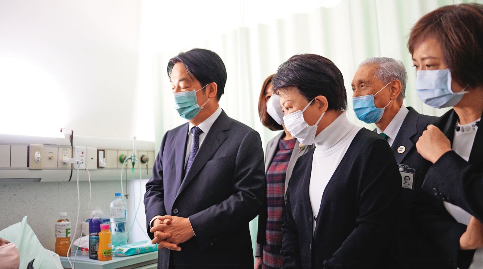 台中市長盧秀燕陪同總統賴清德到醫院,探視新光三越氣爆案的傷患。(圖/翻攝自台中市府官網)