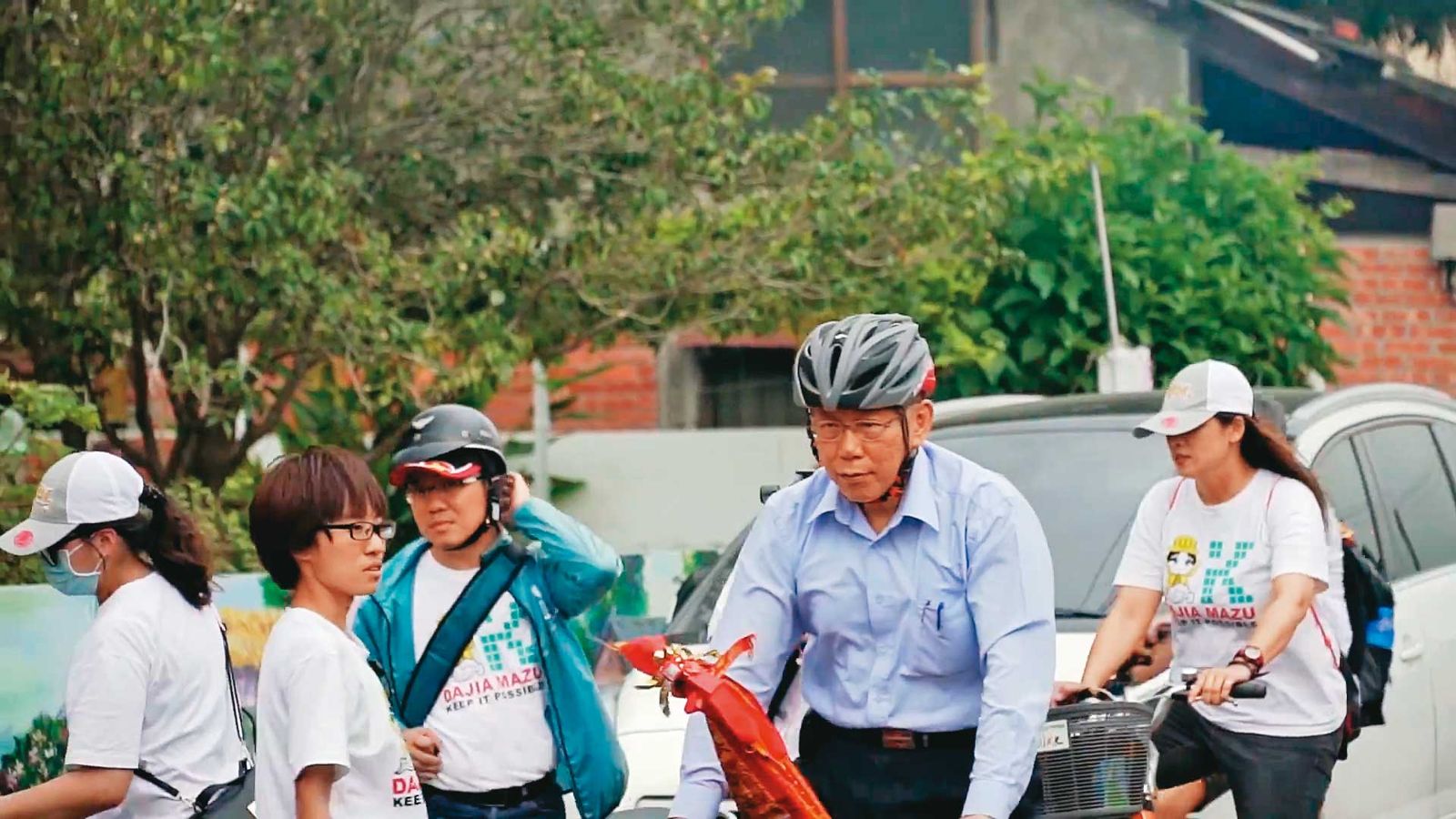 柯文哲（右）過去與橘子（左）形影不離，檢廉認定橘子是柯的貼身帳房。（圖／翻攝柯文哲YouTube）