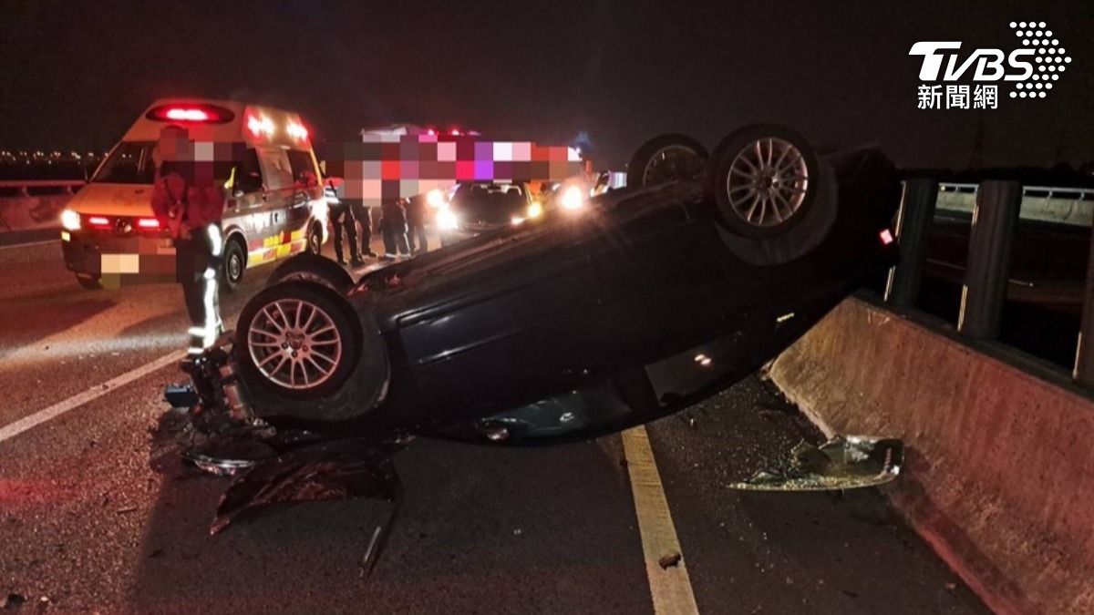國3嚴重車禍「3車連環撞 」! 聯結車翻覆