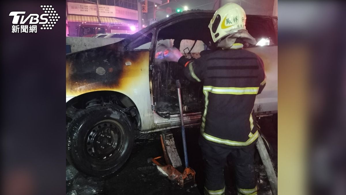 高雄保養廠深夜火警!休旅車維修突竄火 技師右手燒傷送醫