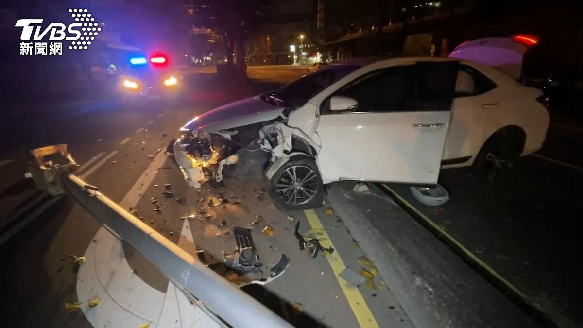 台中小轎車過彎失控撞斷電桿 駕駛「站不穩」被抓包酒駕