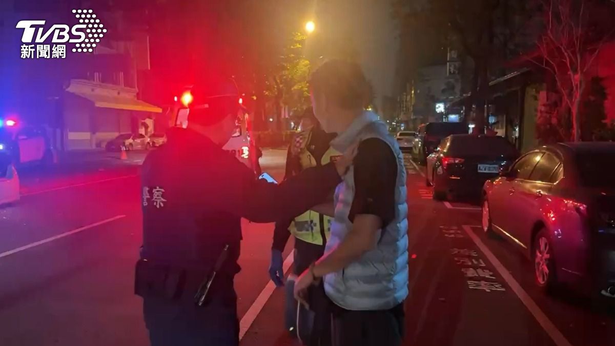 陳姓駕駛酒測值超標,當場被警方帶回偵辦。(圖/TVBS)