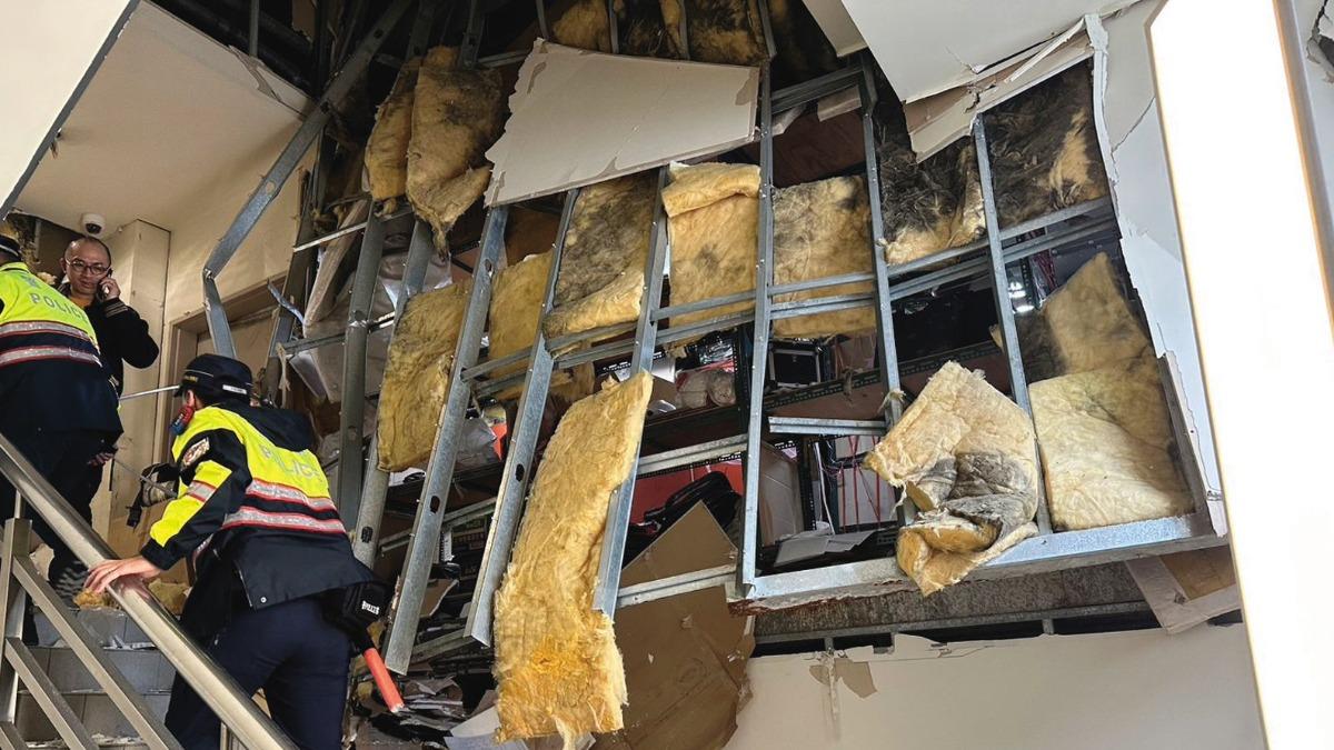 台中新光三越12樓美食街氣爆後，警方沿著樓梯逐層搜索。（圖／台中市消防局提供）