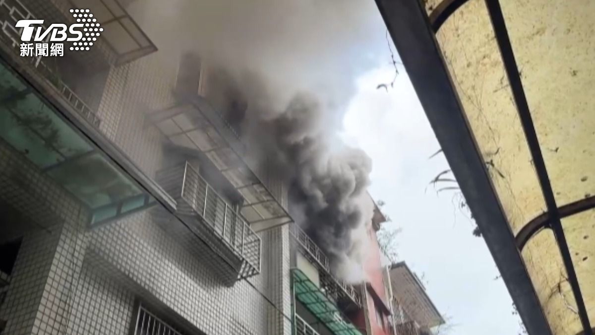 一名老翁倒臥陽台明顯死亡。(圖/TVBS)