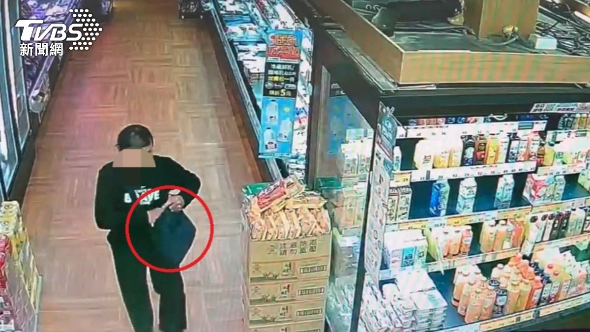 陳男在超市內竊取商品。(圖/TVBS)