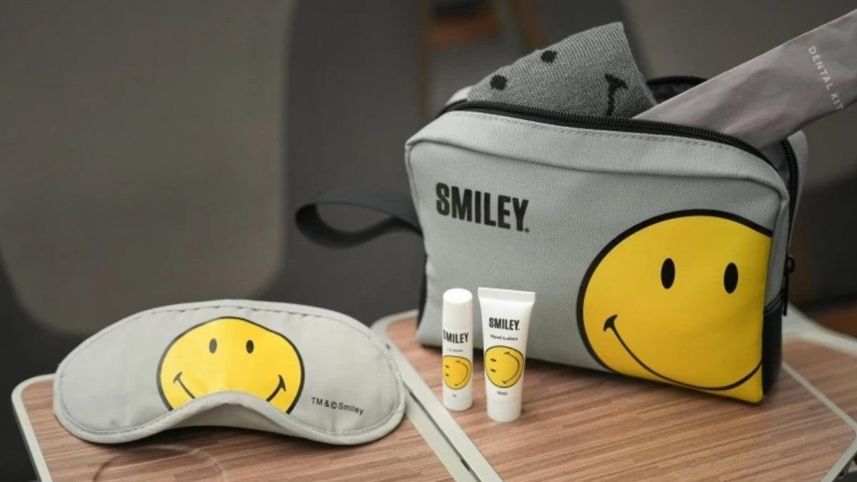 豪華經濟艙選用青春活力的SMILEY品牌包款。(圖/翻攝自IG@starluxairlines)