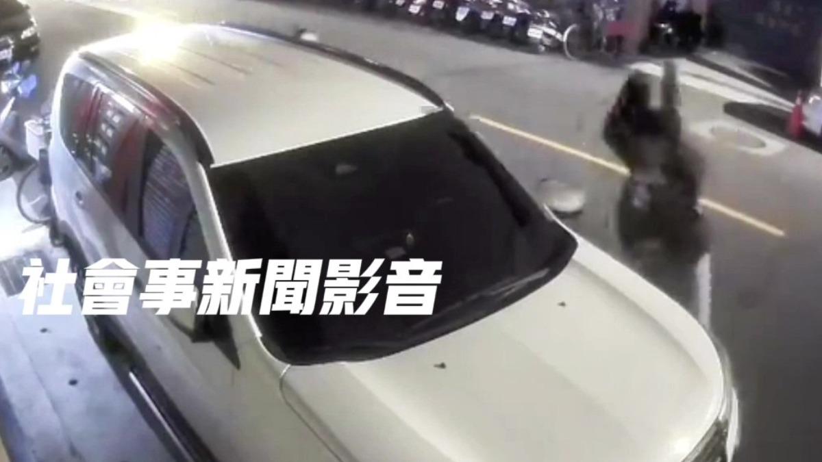 劣!北市信義區情侶大街吵架 他怒砸無辜車輛洩憤警方要辦了